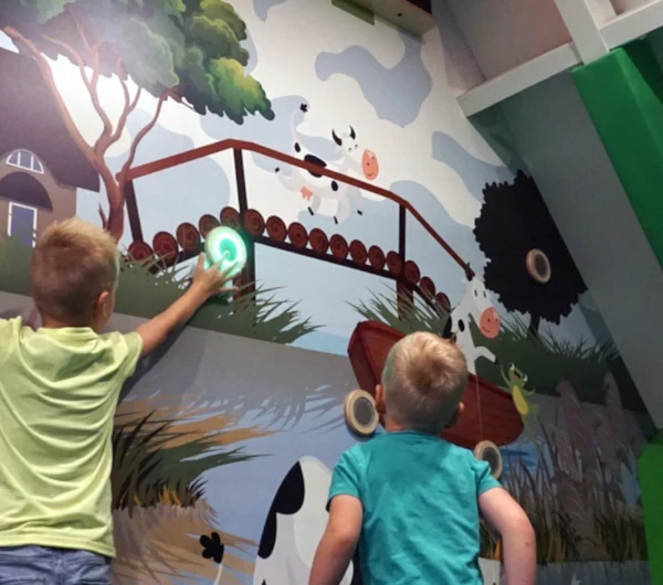 activity wall kinderen wanddesign speelwand drukknoppen Giethoorn 