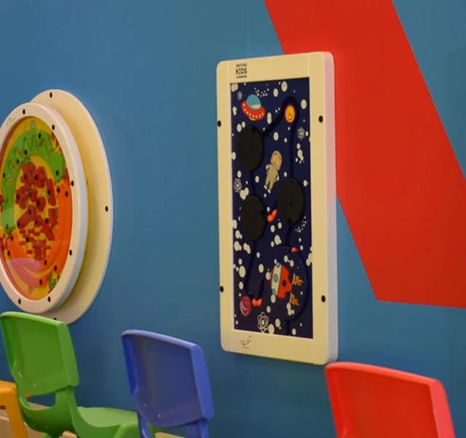 Op deze afbeelding staat een speelhoek met een interactief speelsysteem