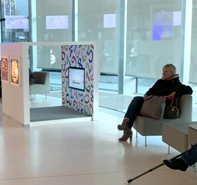 Een speelelement voor kinderen met wandspellen en een interactieve speelsysteem