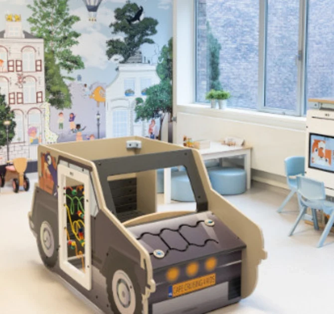 Wachtruimte inrichting met custom speelauto voor kinderen