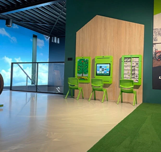 wandspellen en stoelen voor kinderen om te spelen tijdens het wachten 