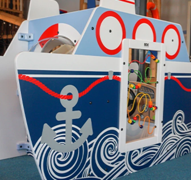 IKC play kinderspeelhoek speelruimte met speelsysteem en wandspellen kinderen