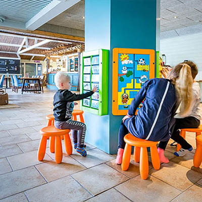 children play in restaurant play corner while parents can eat