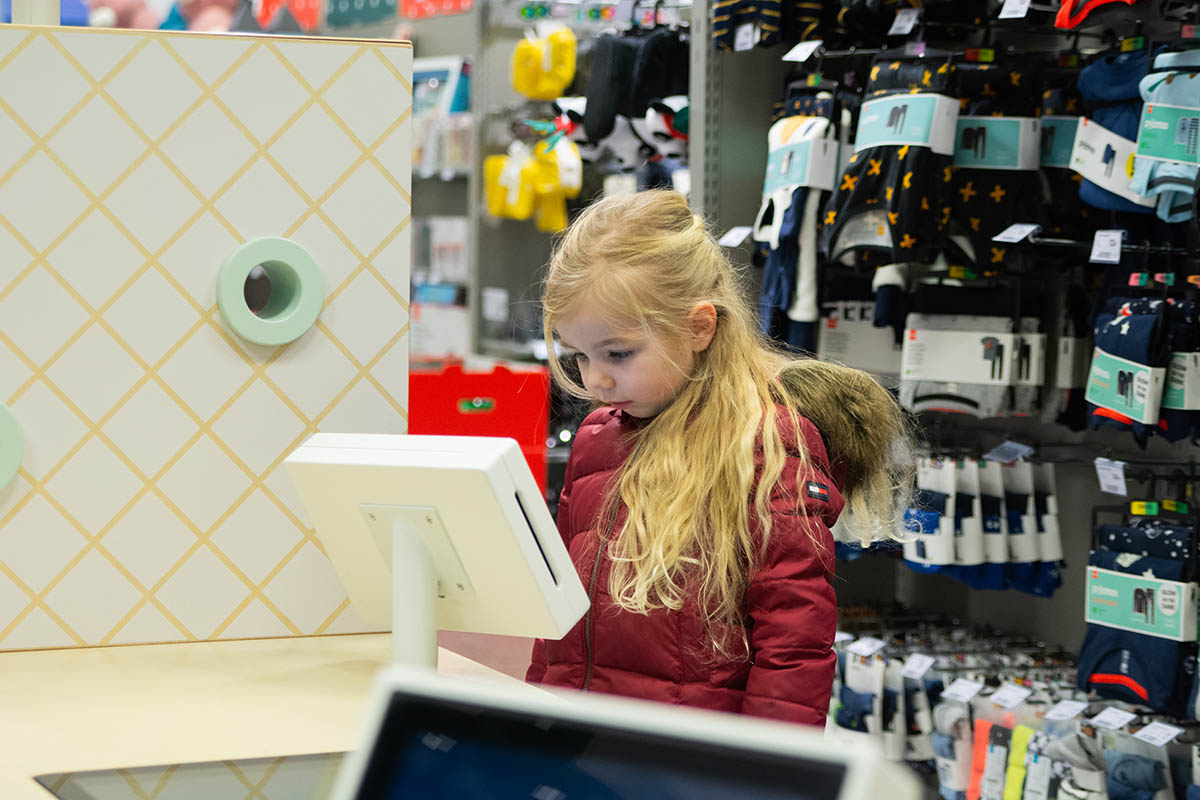 Kinderhoek winkel Hema Op deze afbeelding ziet u een kinderhoek in winkel Hema
