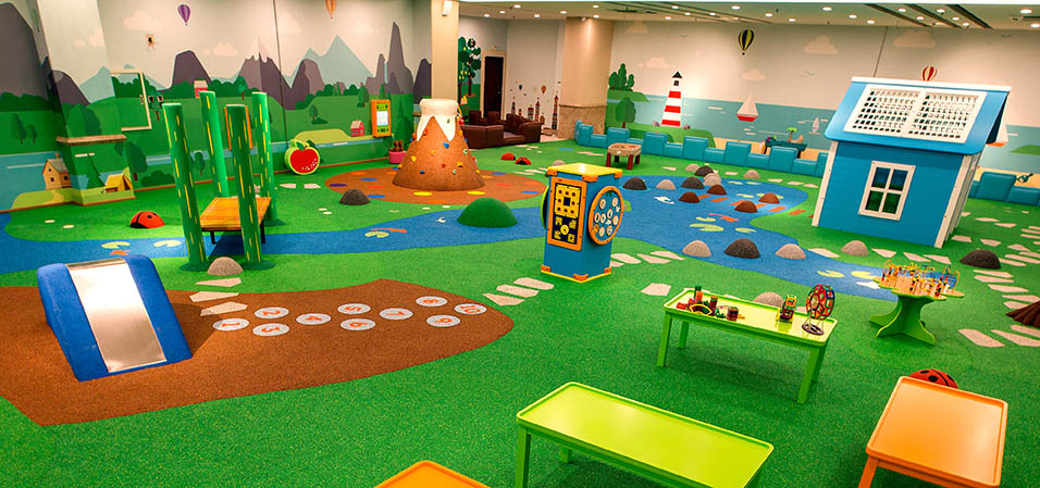 Een grote indoor speelruimte voor kinderen met een veilige vloer van EPDM voor een kleurrijke fantasiewereld 