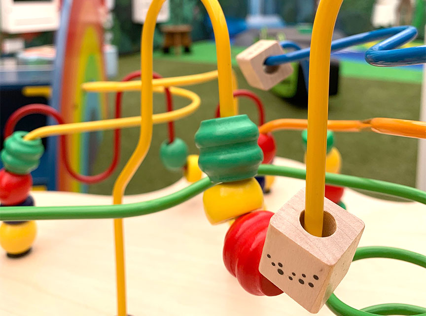 Kinderhoek als onderdeel van een tuincentrum met een kralentafel