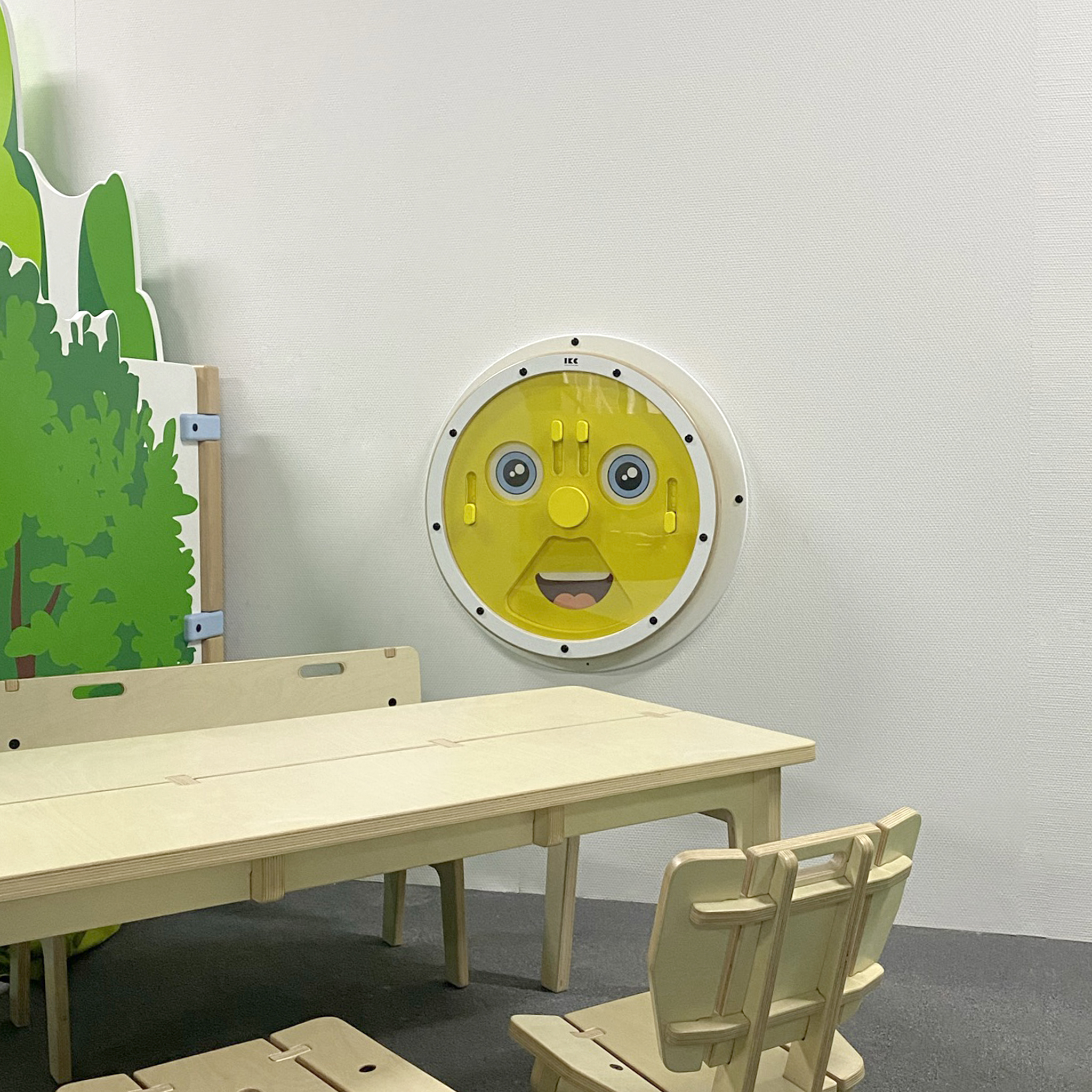 Leuke toevoeging aan een wachtruimte of kinderhoek, een wandspel voor het tonen van emoties Leuke toevoeging aan een wachtruimte of kinderhoek, een wandspel voor het tonen van emoties