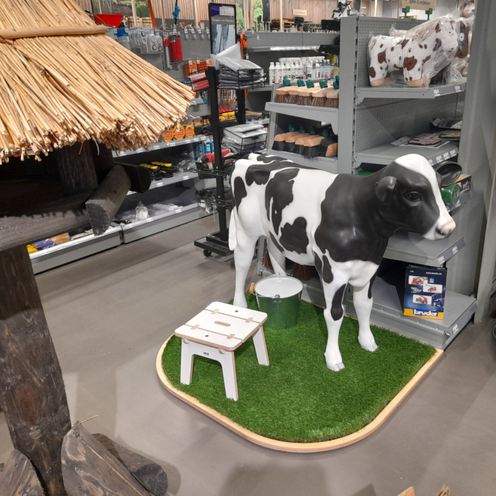 artificial grass with an interactive cow for Welkoop