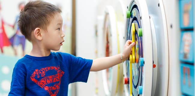 White Clock Around Playwheel with a playing child Classic IKC