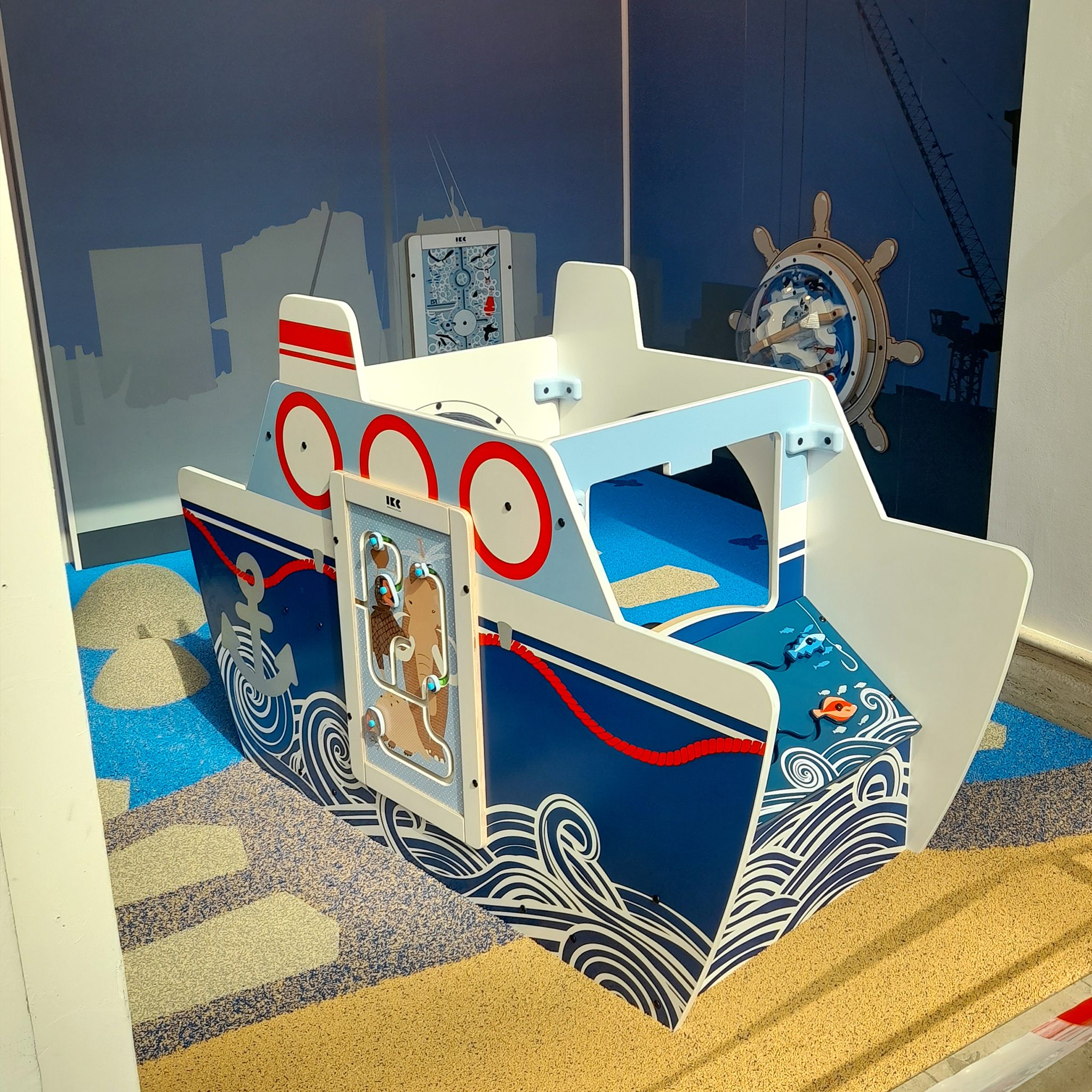 IKC speelhoek met Arctic zee thema en het speelboot All Aboard speelsysteem in het Mein Outlet shopping center in de havenstad Bremerhaven in Duitsland