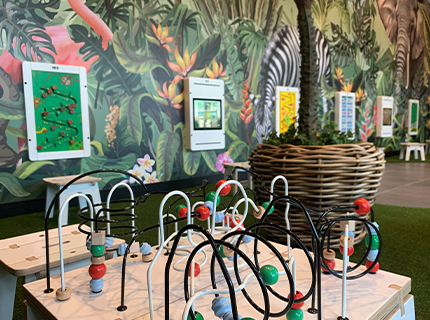 IKC speelhoek met kinderstoelen en wandspellen in tuincentrum Vechtweelde in Maarssen IKC speelhoek met kinderstoelen en wandspellen in tuincentrum Vechtweelde in Maarssen