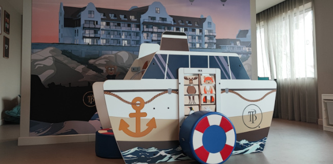 speelhuis in de vorm van een boot voor speelplezier