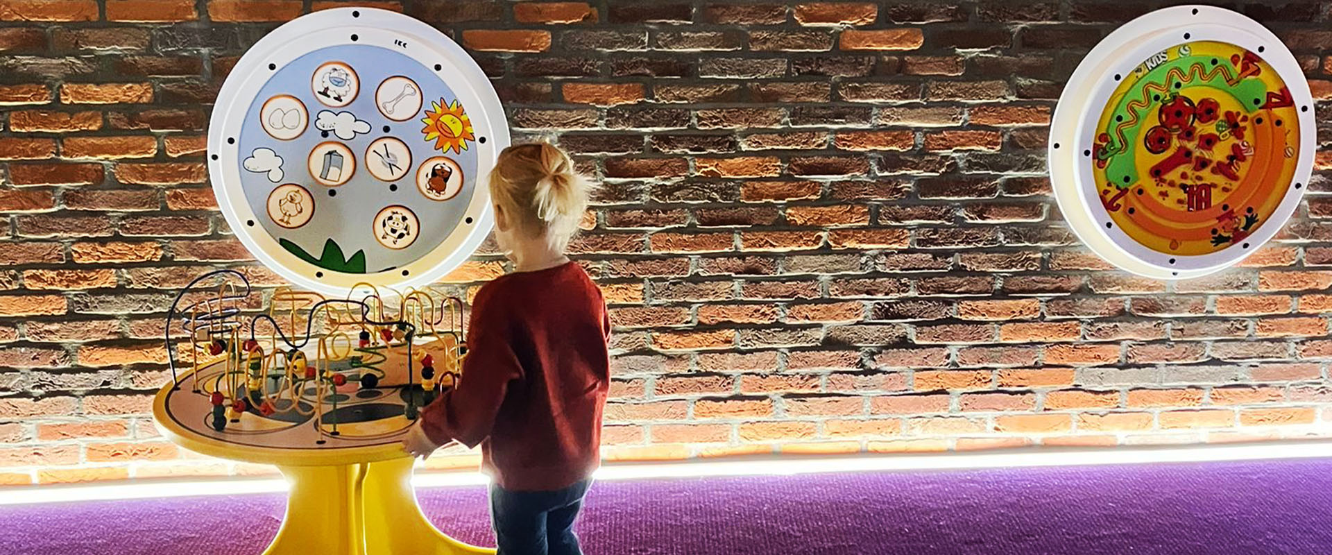 Pathe Delft Wall girl playing in pathe delft kids corner