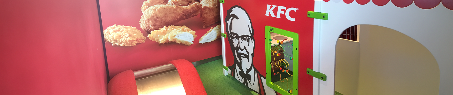 Kinderhoek bij KFC – Spelen tijdens het wachten Kinderhoek bij KFC met een speelsysteem en interactieve speelwand, zodat kinderen veilig kunnen spelen terwijl ouders genieten van hun maaltijd.