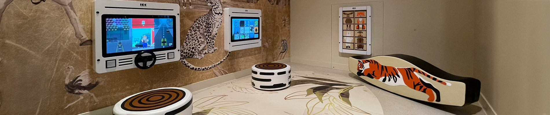 Kinderhoek bij Van der Valk – Spelen in stijlvol safari-thema Kinderhoek bij Van der Valk hotel met interactieve speelwanden, digitale gameschermen, memory wandspel en speelelementen in een safari- en junglethema, ontworpen door IKC.