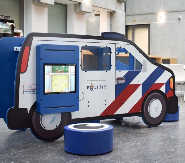 Politie Maastricht politieauto speelbus voor de kinderen Politie Maastricht politieauto speelbus voor de kinderen