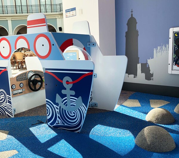 IKC speelhoek met Arctic zee thema en het speelboot All Aboard speelsysteem in het Mein Outlet shopping center in de havenstad Bremerhaven in Duitsland IKC speelhoek met Arctic zee thema en het speelboot All Aboard speelsysteem in het Mein Outlet shopping center in de havenstad Bremerhaven in Duitsland