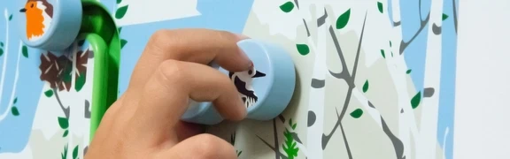 Best verkopende wandspellen voor kinderen | IKC Spelend kind met het wandspel Into the Woods van International Kids Concepts