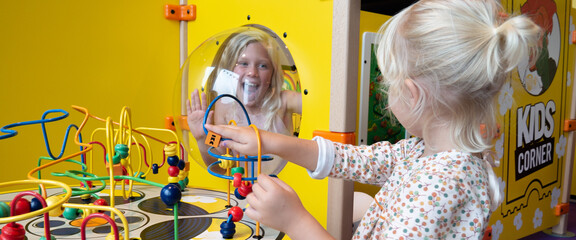 une table de perles dans une entreprise amie des enfants