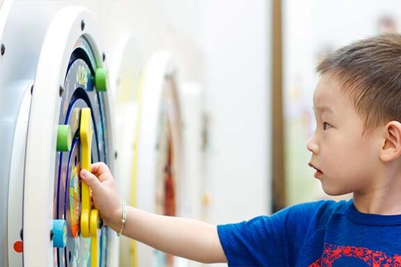 Child playing with the wall game of the IKC Classic collection Child playing with the wall game of the IKC Classic collection