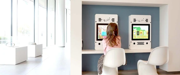 Rathaus Almelo I zwei interaktive Spielsysteme, die das Warten erleichtern