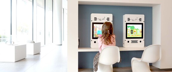 Rathaus Almelo I zwei interaktive Spielsysteme, die das Warten erleichtern
