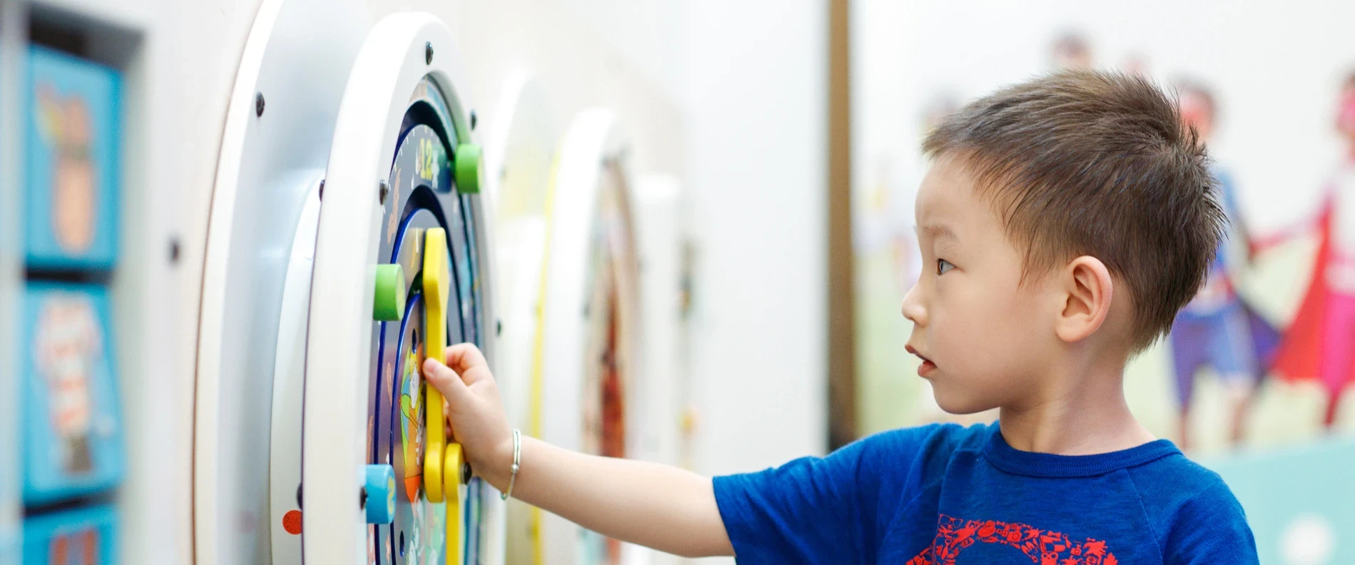 Child playing with the wall game of the IKC Classic collection Child playing with the wall game of the IKC Classic collection