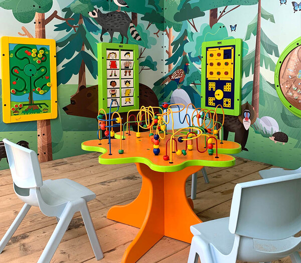Op deze afbeelding staat een kinderhoek van strandtent Deining aan zee
