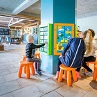 kinderen spelen in restaurant speelhoek terwijl ouders kunnen eten